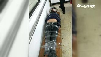 醉男大鬧派出所　警拿膠帶捆成木乃伊