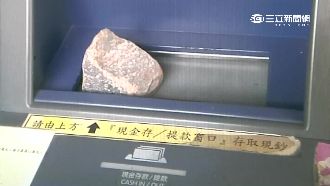 男因領不到錢　爆走狂砸ATM洩憤