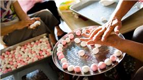 湯圓、搓湯圓、元宵/flickr-木由子攝影
https://www.flickr.com/photos/katechin/5281981090/in/photolist-93KwXu-93Gsar-93Gs6e-93Gs3M-6GntHP-8KKuAQ-uXJg6-aVieDz-8KGr2r-8KKctW-8KG7WM-8KFFq6-87geUs-aYK2vX-pGuj62-87g3rY-qB1Y3q-7GQkMg-7ek9PL-7MeRZm-7MaSTn-7K5TVa-5W5275-8tX8qN-8tX8ps-8tU3sR-8tX8ku-8boymC-8UyV3H-8UyvTv-8UyqAF-8UyqyB-aYJXb8-762KMv-aYK4mx-aYJZ5H-aYJTHt-93CaLN-qDfRQz-qB1XMW-qD8AF6-qDid6a-qD8zWk-qmJwJ7-pGuju8-uXJj8-uXJhi-uXJf6-uXJdR-uXJ8s