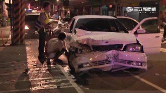 毒蟲遇警心虛逃逸　自撞路邊車GG了