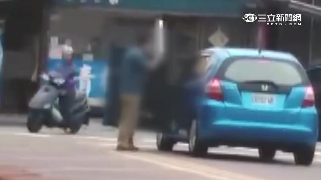 看他一眼就亮刀！3度街頭揮刀嚇壞人