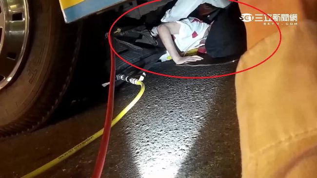 老翁遭公車捲入　氣壓式千斤頂救命
