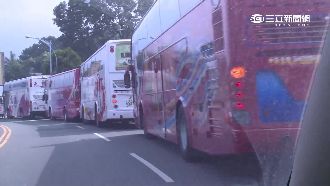 又見觀光亂象　遊覽車違停霸占一車道
