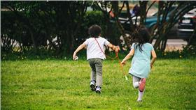 小孩／flickr－farhad sadykov
（https://www.flickr.com/photos/fsadykov/17939096343/in/photolist-tkdymx-4P9y6k-p6cRup-yWSHk-h1xUrQ-hLTdig-4Eu8Xr-oevBii-7uWNLw-m9d9BG-5kNgat-6H2gX4-uz7SQb-61WC4L-61WB9w-9Y3Wd9-b2xRSe-agqDgf-njVYb5-4K5Vz2-6jrVge-6jrVbM-6YdzAE-93vTWV-cy7zvA-93vTUR-c9UgYG-iihWxT-6dpsJW-jei4WX-bUNgT5-92ykxv-gPUppJ-5nw2Qu-5cNEgF-6moiV2-a7dDfr-pUKmYg-6YdBxh-NfTGy-pNRG4r-rCvDRx-5zBASM-kf3XdE-qrxG69-jNwDJv-85duDd-5ejkTd-ekexjK-nwhdhs）