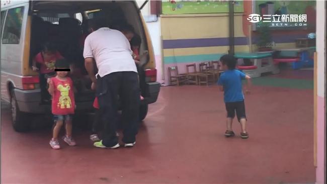 獨／載童像塞豬！8人車硬塞22幼兒