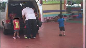 獨／載童像塞豬！8人車硬塞22幼兒