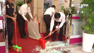 稱銅板換鈔短少　榔頭怪客砸銀行洩憤