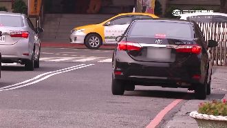 賓利車違停反嗆警　車主為企業老闆