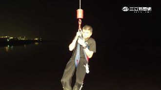 命大！轎車墜15米高橋　駕駛僅輕傷