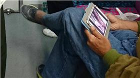 台鐵驚見阿公佔位還看A片　網友淡定「習慣就好」