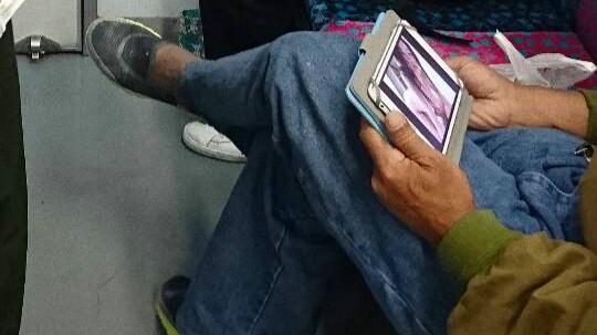 老爸半夜尻尻被抓包　慌亂縮小卻露餡