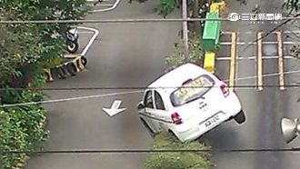 高手？駕訓班學員自創「分隔島停車」