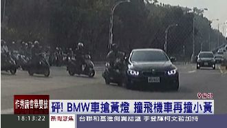 名車超速搶黃燈　先撞機車再擠計程車