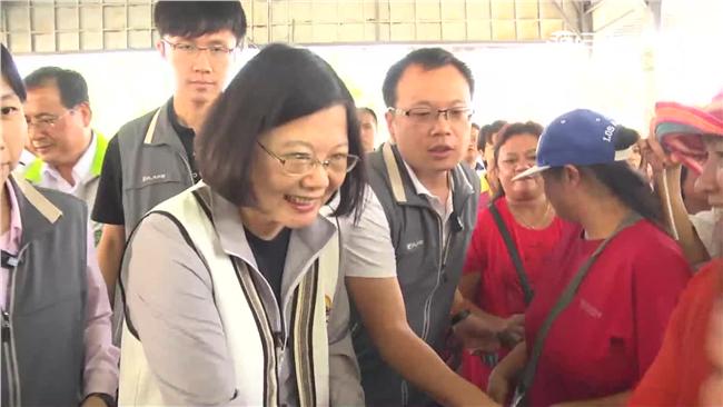 要握的手太多了！蔡英文「護腕」上陣