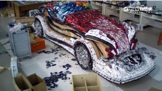 募2.6萬支手機　藝術家拼出賽車！