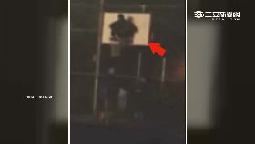 a坐籃框打球1200