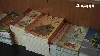 質感佳又免費　陸客猛拿知名大廟善書