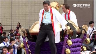 才說不害怕　柯P登轎臉僵、手抓緊緊