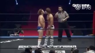 摔角選手出怪招　擂台賽成「接吻賽」