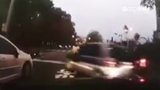 賊裝病落跑　戴腳鐐飛車落跑尬贏警車