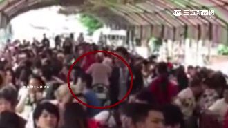 騎車吃辦桌！阿婆「亂入」喜宴超吸睛