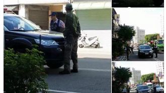 軍裝男揮刀咆哮　員警對峙求援逮人
