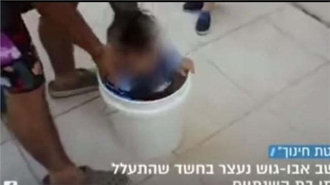 女兒做錯事　竟把她壓進水桶！