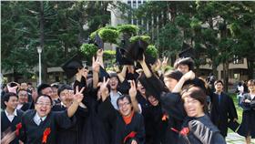 畢業生
翻攝FLICKR
https://www.flickr.com/photos/g999999999/7843784160/in/photolist-cX8rKW-28vzKU-28r87Z-nTVYjL-6yBobb-6yxgUk-nTLRN6-tHAEbp-28vE7Y-9sCt6X-sZmbLj-nTYJA9-5oJ27Y-5oHFPy-tHYLpo-tqZebA-8GPXnA-28raRz-5oJ1cb-5oDA72-tr7BSH-sLo5NW-9sCre4-28YDF3-fu9MG-fu9Jz-5oDAXe-ttJGFf-fcchz-nBzjhg-nBzrX5-28UuJa-5oHKXU-28r7DR-6yBnYf-6yBmP5-nBAmjZ-nVRhNt-7eBnP6-5oDmUv-tLjWDZ-nTLp8H-nTLkkH-nVRimx-nTLQ5M-5oHJXs-tAmdE8-28vt2L-nS27ts-nVQP6z