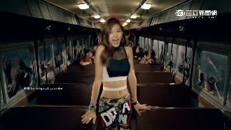 台妞周子瑜公車獨舞　百變風貌狂吸讚