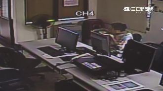 餓到發抖偷蘋果　見暖警紅包貧嬤痛哭