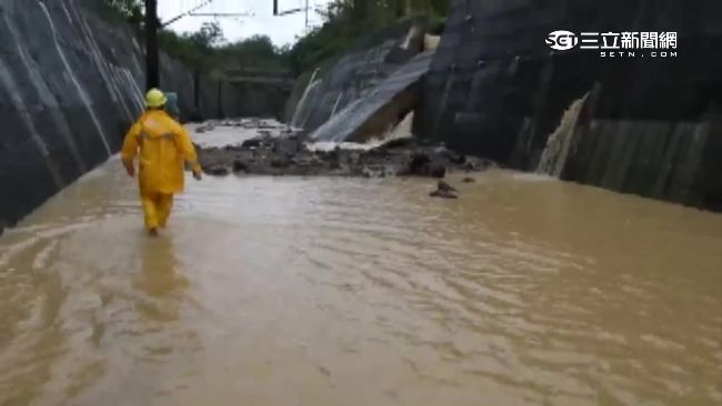 擋土牆塌水淹台鐵北迴線　今全線搶通