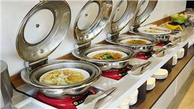 ▲吃到飽(圖／攝影者Anise Chuang, flickr CC License)
https://www.flickr.com/photos/31202784@N00/21061970234/in/photolist-y6b6XQ-z41E8H-yZTWuN-y6b6q7-yKFZjg-z2bVYJ-z41DaR-z2bVJf-y6b5HA-yZTVuw-y6jLvz-yKFYpk-y6jL9n-y6b4Zb-yKAMeo-yKAixU-z2bUtE-y6jKpX-y6jKeX-yKALsd-z3crKV-z2bTJd-z41ASp-yKAhhY-yZTT87-y6b3k9-z3cqUB-yKFW4D-yZTSFf-ycpN5c-oCFkWN-oEDTVi-oAS8Vq-oAS8QL-ompXoa-ompsv2-ompb6E-oCTSPX-oEDTwx-ompwwN-ompsa2-ompaMo-oCCfpD-oCFkbE-ompWQg-oCCfbx-oCCf5a-oCCf2e-oCFjPC-ompvNU