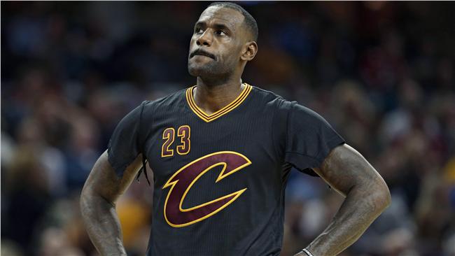 找不到籃框！James怒撕球衣