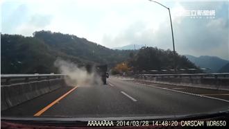 砂石車國道爆胎繼續開　警方不開罰