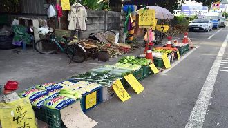 賊沒錢買酒喝　偷超市蔬果擺攤來賣錢
