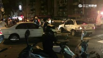 悚！女子趴引擎蓋　駕駛兩度撞前車