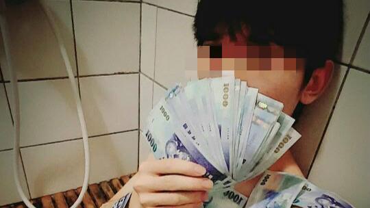 蛇精男2.0！　屁孩全裸蓋千元大鈔