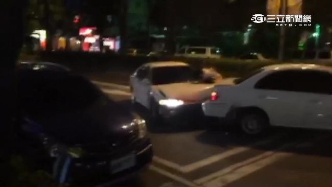 衝撞男有前科　上月因情變開槍進警局