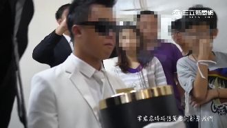 癡情男抱骨灰罈套白紗　淚娶摯愛