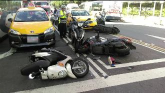 騎士貪快闖紅燈　連撞6車後不幸喪命