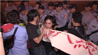 抗議馬習會　民眾衝進立院與警爆衝突