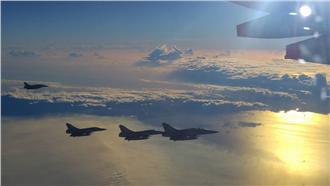總統專機赴星國　幻象伴飛影像曝光