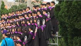 台大畢業照人行立牌-翻攝自臉書社團爆料公社