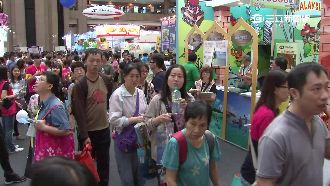 10萬人擠爆旅展　民眾「缺氧」熱昏