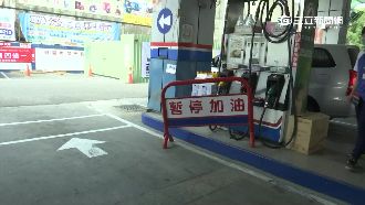 老翁誤踩油門　加油站內暴衝連三撞