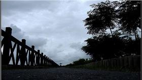 天氣示意圖/Max Chang
(https://www.flickr.com/photos/max_chang/3595403176/in/photolist-6tHo6W-6trnKu-6tndLg-6tmBJp-8GerUZ-4TnhVX-6Nb97U-dsxkDd-7BiFsm-4jay2Z-6tnfrB-9cCnT6-9g1HZs-7XdnWw-5vKsMW-cfqUZL-ccpWn1-qc1snf-aeRtF8-e7ajyc-4im3ym-z3ZPr-4fFJGE-nJGEQk-6tnfwx-9745CJ-5tfTGZ-8Xveco-9yu2gH-8XMzaR-CV6Mn-6tqJNj-aF4rBh-6tLUG3-6tHtCU-6tHtzJ-6tHtyE-6tHtxA-6tHtvu-6tHo9u-6tHo7U-6tDf8P-cRS1ff-7y3a3E-b8X7o8-6trond-6tnfyz-LgXUv-6xyMsN-4cQsi9)

