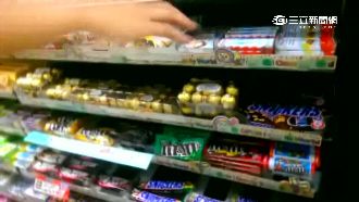 小姊妹沒錢吃飯　超商拆糖吃見警嚇哭