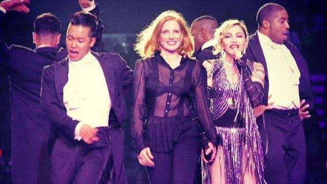 影后連打兩下屁股　讓娜姐好興奮