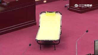 批柯唱和習　王世堅送躺椅：你躺下吧