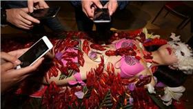 女體盛,龍蝦／翻攝自光明網